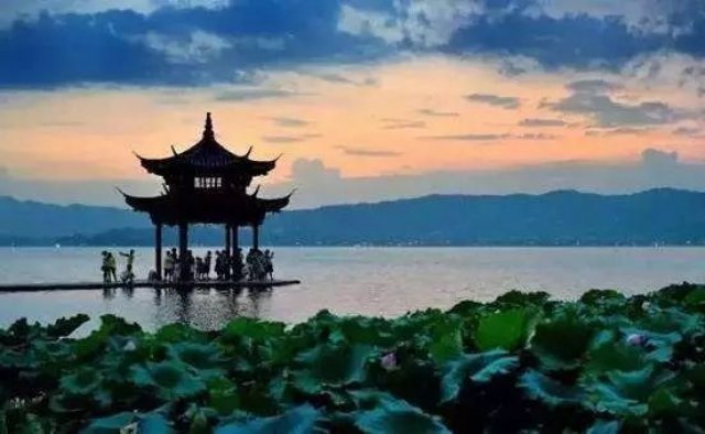<b>江南戏莲叶,瞳趣走杭州——读者携手“我们读诗”杭</b>