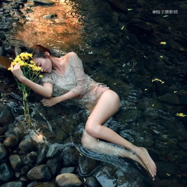 20岁那年,我被迫成了一名坐台小姐。被有钱人包养!