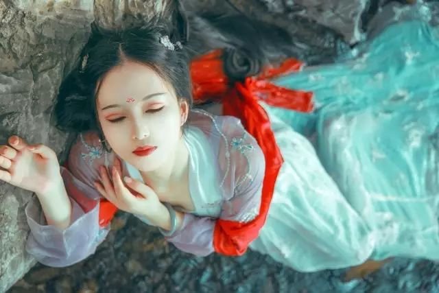她是两朝帝妃,独特的驭夫手段却落得千夫所指的骂名