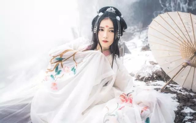 涉及乱伦,她被皇帝打入冷宫,只做了一件事就让自己