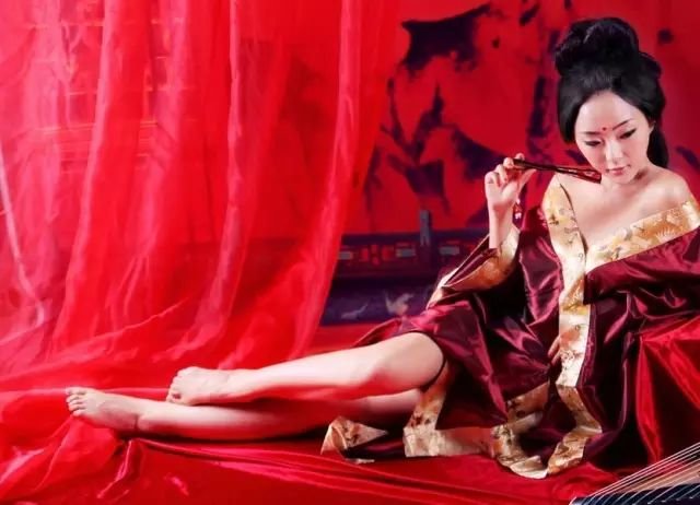 每当黑夜降临,老公就把她绑在葡萄架上……