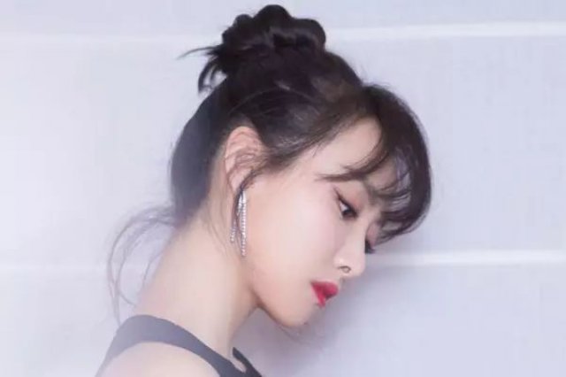 丸子头OUT了!2017年最流行的是“花瓣头”