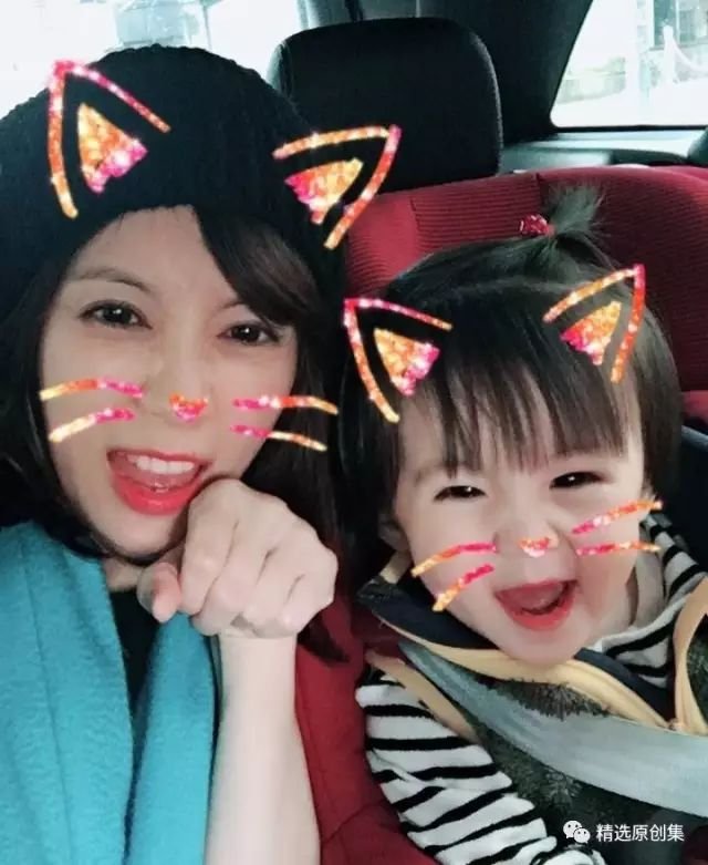 贾静雯挺孕肚携女出门,告诉你哪类宝宝千万不能晒太